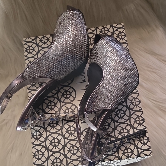 Elegant Silver Peep-Toe Slingback Heels - Picture 4 of 4